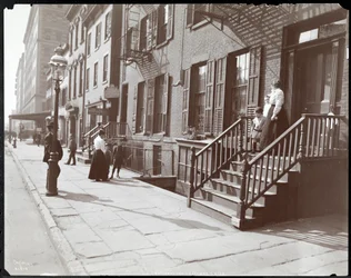 Frauen und Kinder auf und in der Nähe der Veranda der National Fruit und Flower Guild, 247 Spring Street